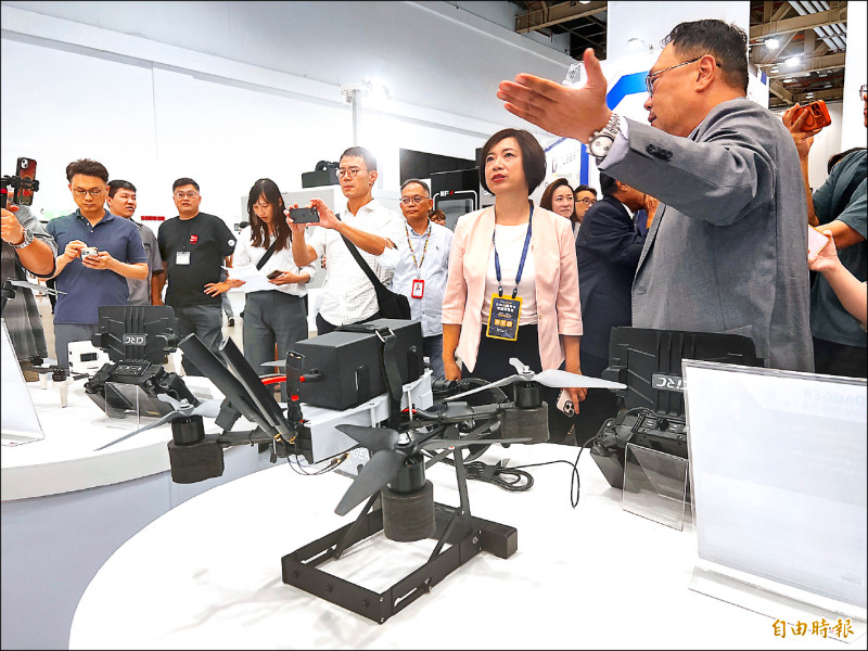 《出席台中AI應用暨智慧製造展》非紅供應鏈機會 何欣純、江啟臣：台中應掌握