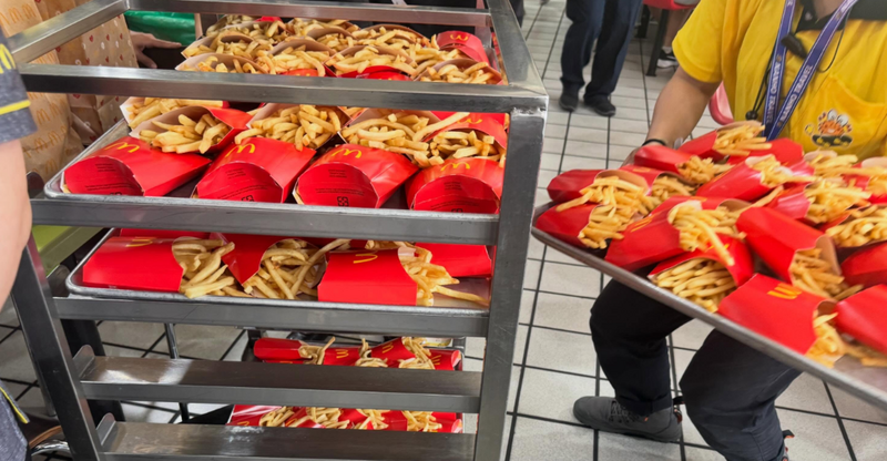 國小畢旅300人吃麥當勞！薯條塞爆餐車 校長驚喊：場面壯觀