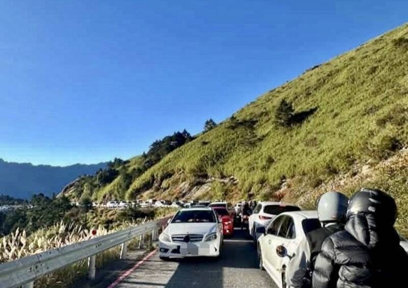 賓士「霸停」合歡山卡死200車 台14甲線部分路段連假高乘載管制