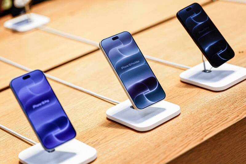 iPhone 18 摔成「曲面屏」竟還能用！網友勸：快送修檢查