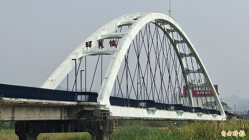 藍白橋身走入歷史！南投綠美橋整修 市民票選改回經典朱紅色