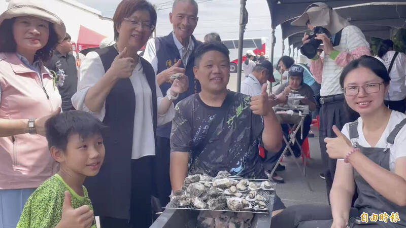 8/8幫爸爸「補精氣」！ 王功漁火節3000人烤蚵同樂