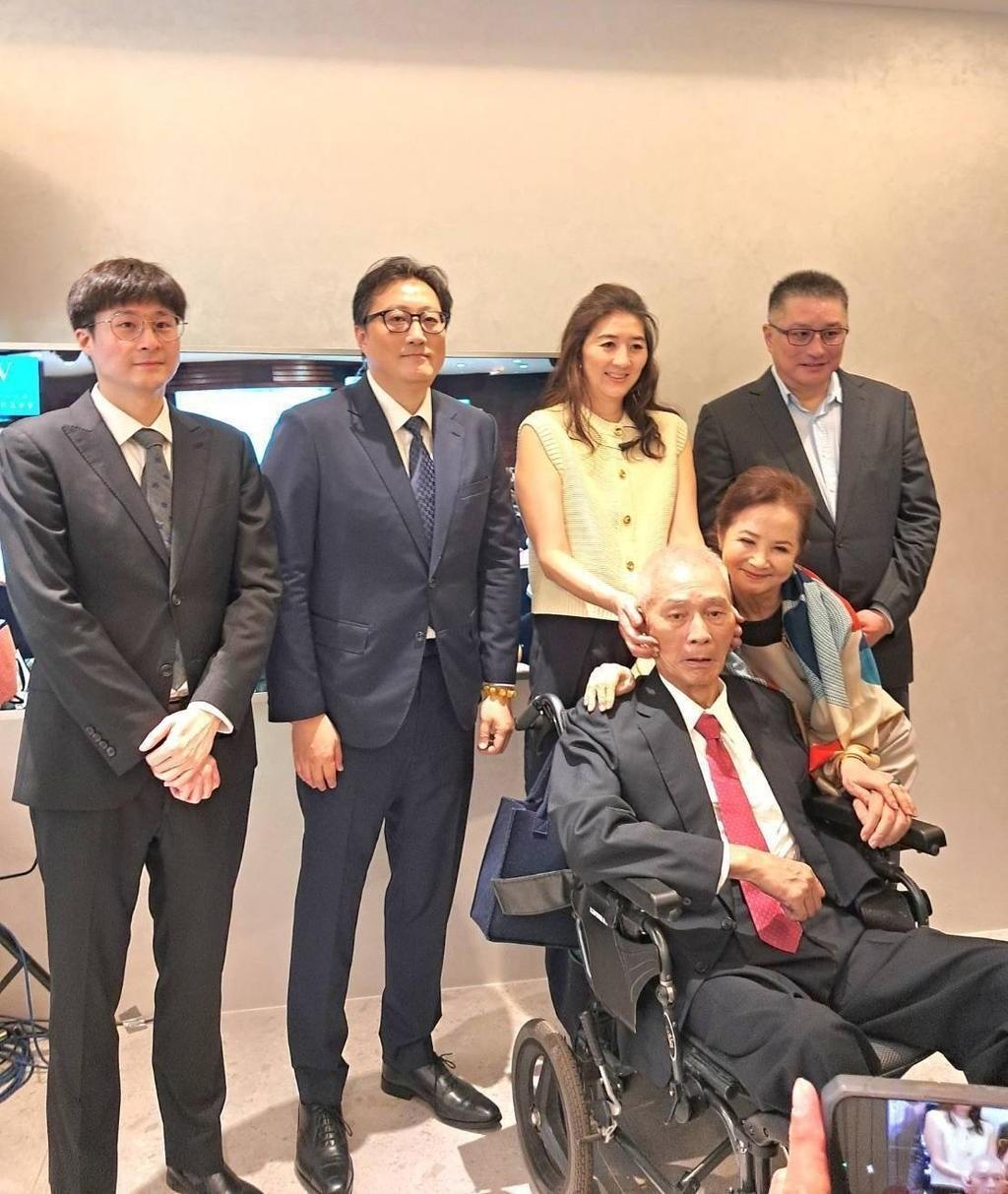 吳敦義罕見現身！妻淚曝「大腦前額葉已退化」　醫：40歲後要當心
