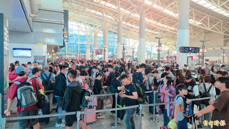 收假日不見「高鐵之亂」！左營雙鐵下午人潮湧現  疏運恢復秩序