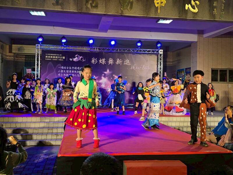 把蝴蝶穿上身 新進國小藝術祭展現孩子創意與美感