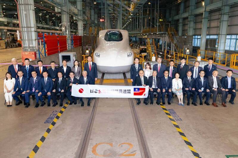 來台參加國慶大典 日本議員南下燕巢參觀高鐵新世代列車N700ST