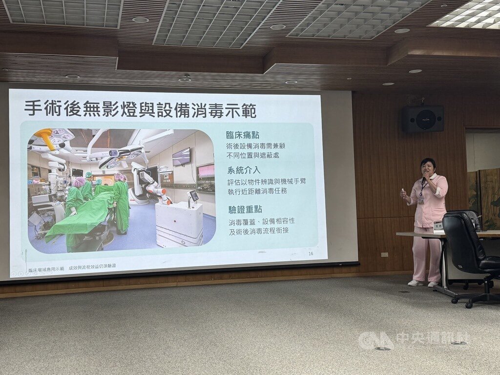 推新款AI消毒機器人　台大醫院：依經驗一晚省至少4人力