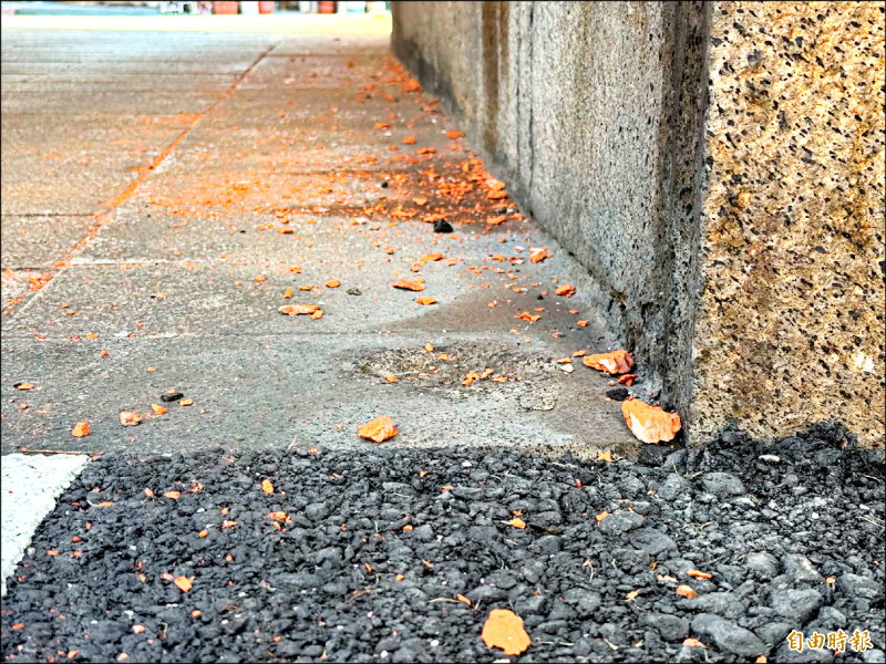 恆春西門路阻才拆除 又被貨車硬刮
