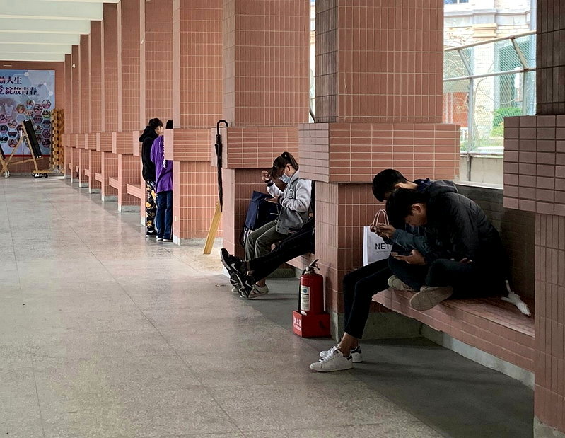 上網時數比上班還長...國中生91.6%有自己手機、每周黏網38.4小時 - 倡議家
