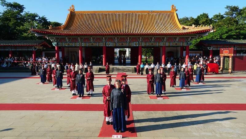 連假尾聲早起祭孔  高雄左營孔廟250學子八佾舞祈智慧