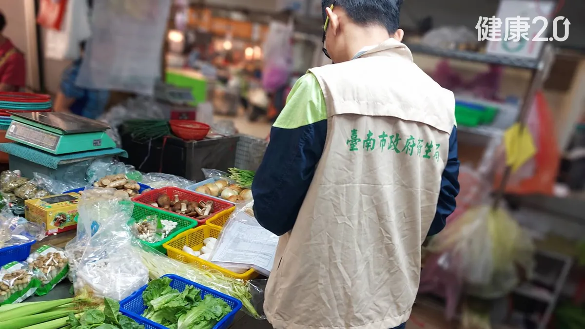 食安陷阱黃昏市場、清粥小菜驚見農藥蔬果！近3成不合格 木瓜、香菜都中招
