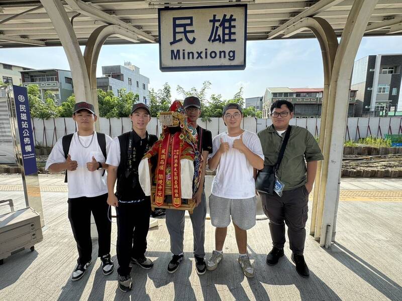 體會早年進香路 新港奉天宮志工攜媽祖鐵路環台