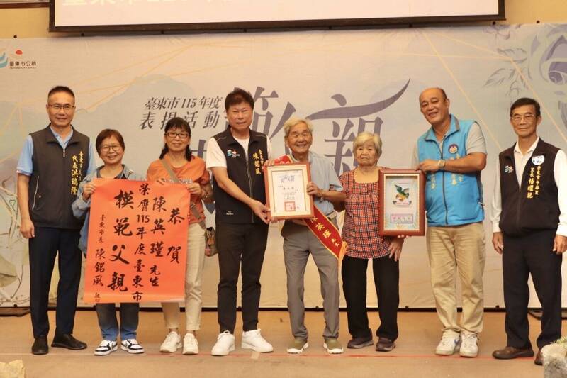台東市表揚71位模範父親 91歲陳英謹最年長