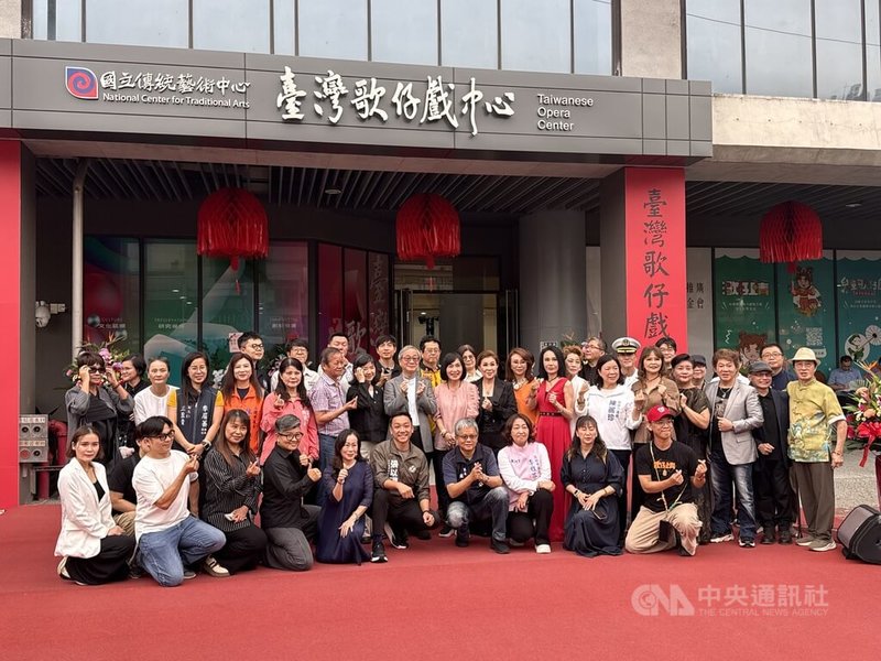 臺灣歌仔戲中心掛牌　李遠：盼成左營藝術文化中心