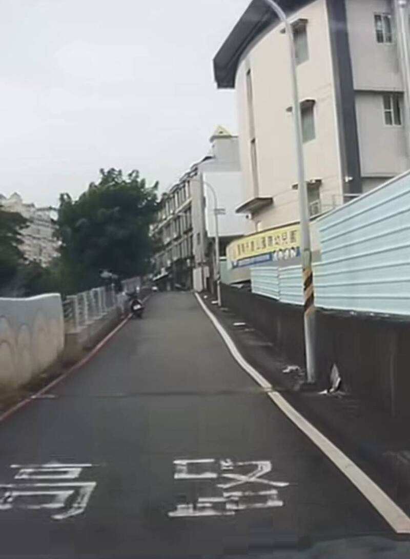機車騎士疑亂丟垃圾進柴頭港溪全都錄 南市環保局已鎖定行為人
