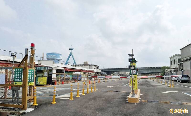 嘉義布袋觀光漁市旁停車場蓋大面積光電板 居民反彈集結陳情