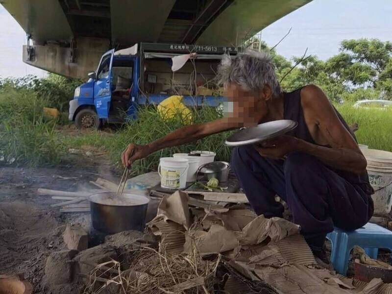 彰化大肚溪畔7旬翁靠蝸牛野菜維生曝光 外界捐贈物資湧入