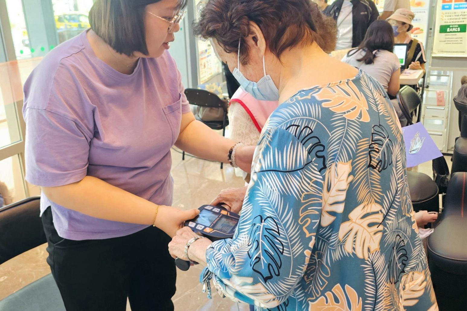身高縮水近5公分、下背痠痛！72歲婦檢查才知骨質疏鬆