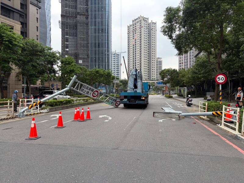 畫面曝光！載貨超高擊落限高樁 聯結車釀禍封路