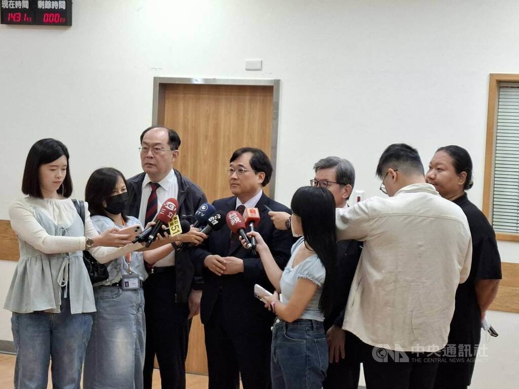 長者有條件免健保費三讀　醫界憂世代負擔失衡籲年輕人表達不滿
