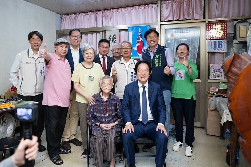 賴清德赴宜蘭探視百歲人瑞 贈金鎖片祝健康長壽