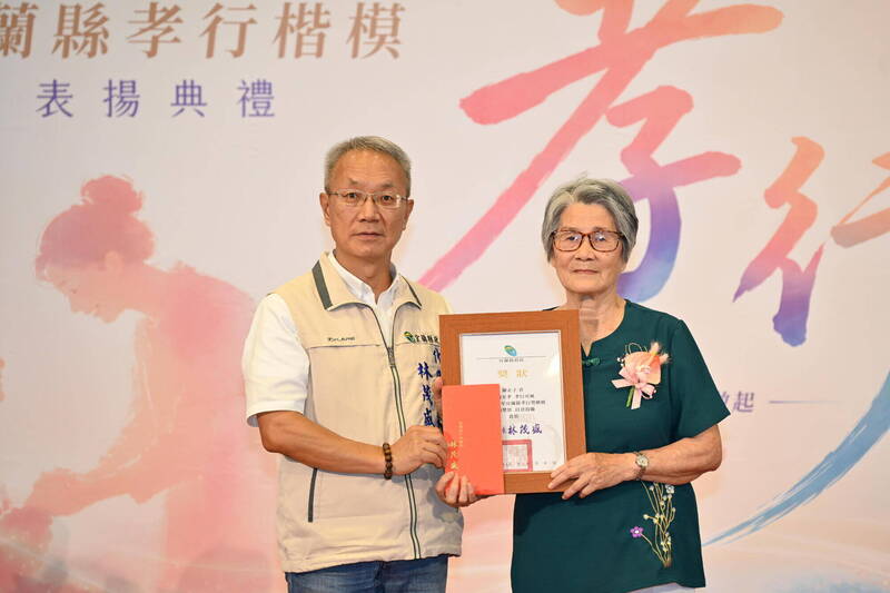 宜蘭82歲陳正子反哺照顧百歲母 獲全國孝行獎