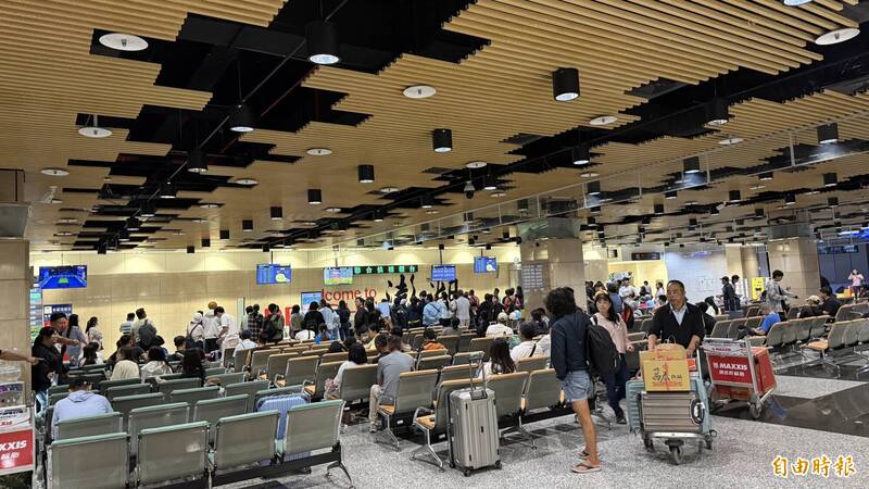 強颱薔琵逼近！澎湖飛機明天中午停航 候補旅客漏夜衝機場