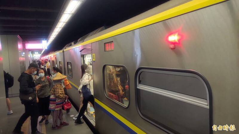 自強號高雄火車站「冒煙」  鐵警：列車故障、已修復離開