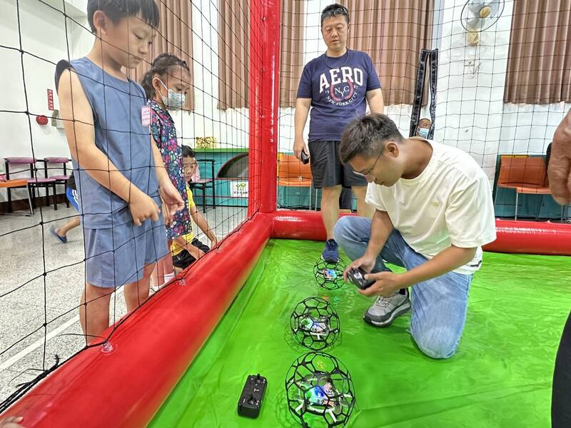 科技傳愛 無人機足球協會與家扶兒少共度中秋
