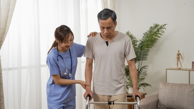 中風後手腳終於「醒了」，卻不能急著猛練！急診醫親曝經歷：先打好2個底，分享每天必做3動作