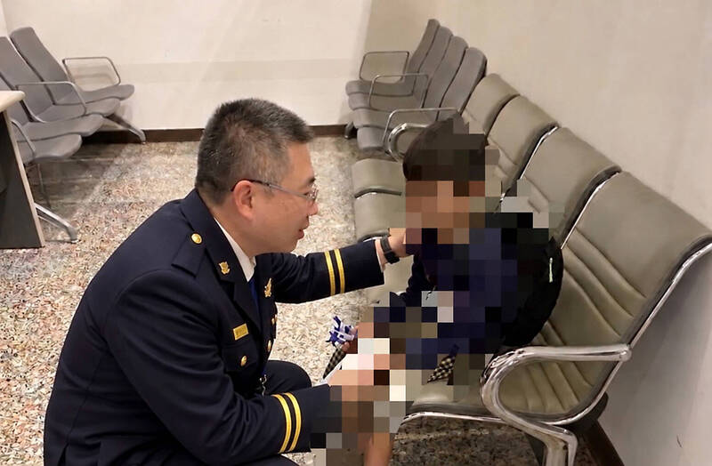 桃機5歲童與父母走散哭泣 移民官蹲下暖心安撫助團聚