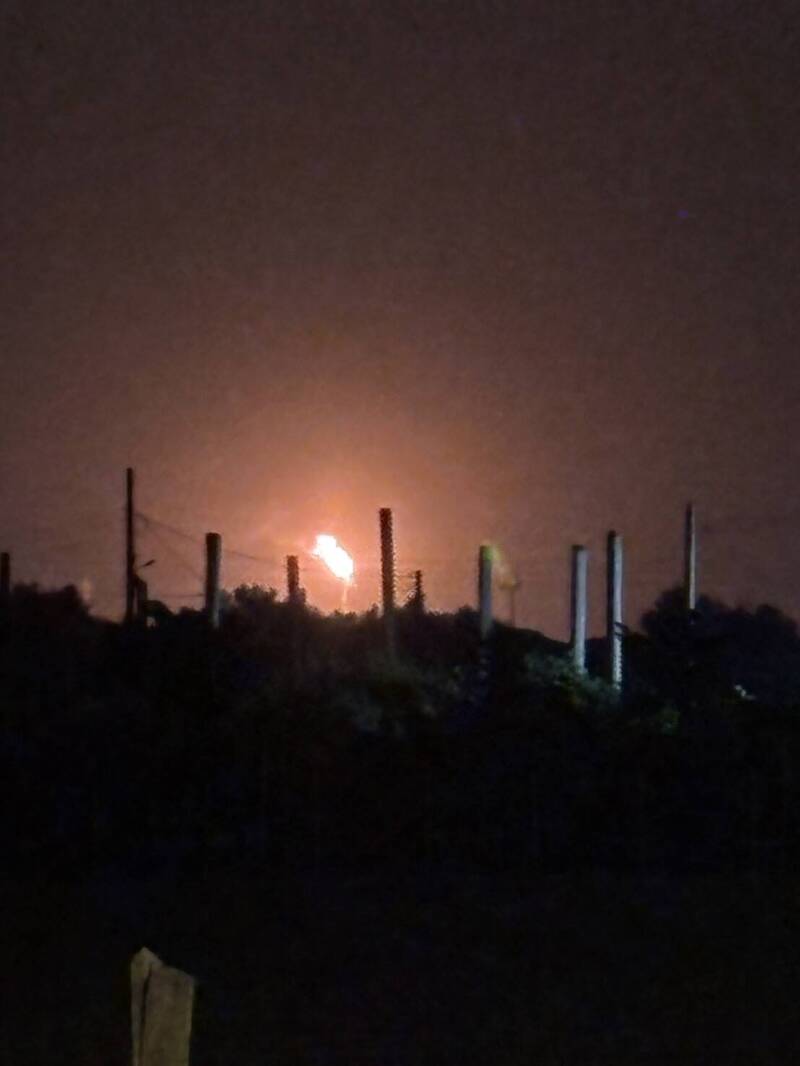 六輕燃燒塔火光染紅夜空！虎尾、東勢都看見 原因曝光