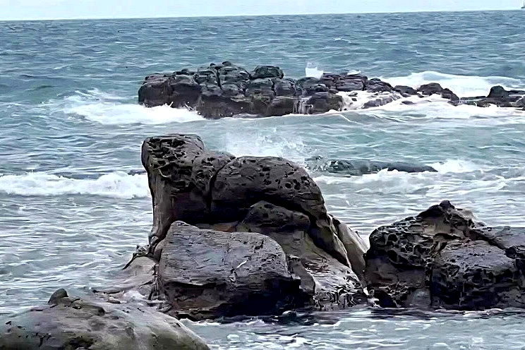 北海岸斷頭再＋1...基隆八斗子「海豹岩」不敵海浪 只剩身體基座還在 - 倡議家