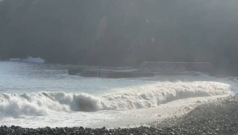 白海豚逼近！龜山島沿海掀2米大浪 今起預警性封島4天