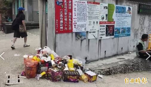 小琉球人多垃圾也多 地標旁遭亂丟鄉民怨「衛生觀念留在家？」