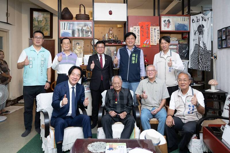 賴清德探望百歲人瑞廖鍾毓及簡林金桂 祝福重陽節快樂