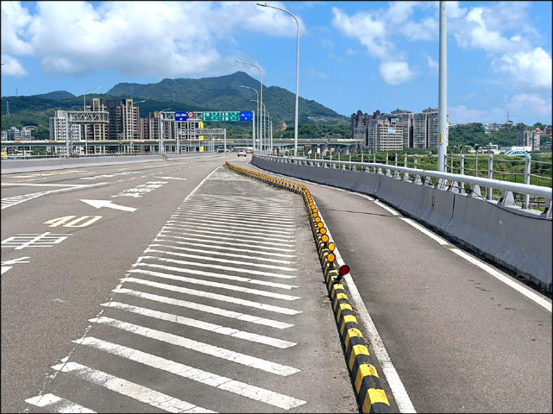 成蘆橋機車道引道彎窄 將拆分隔島