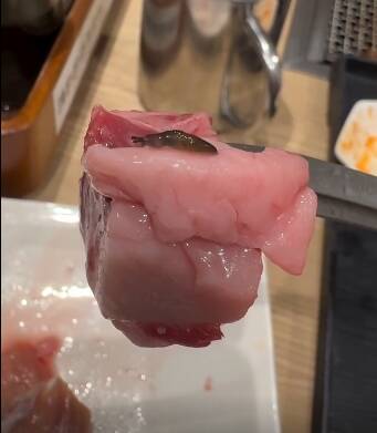噁！北車平價燒肉店驚見「蛞蝓」加料 店員竟淡定回：菜上也很多隻