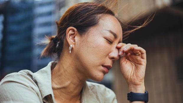 常在暗處滑手機要小心！罹「隅角閉鎖型青光眼」恐致失明，醫示警4症狀快就醫