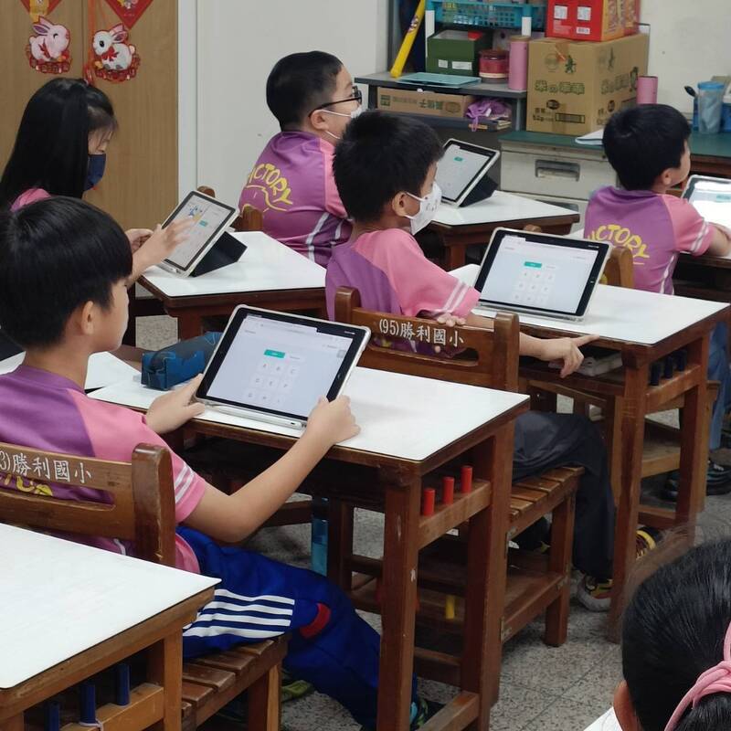 別當四眼田雞2-1》數位教學當道 高雄小學生每2.2人有1人近視