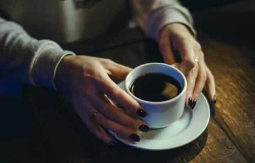 拿掉視覺反而喝得更清楚？東京「闇咖啡」把品飲變成80分鐘感官冒險