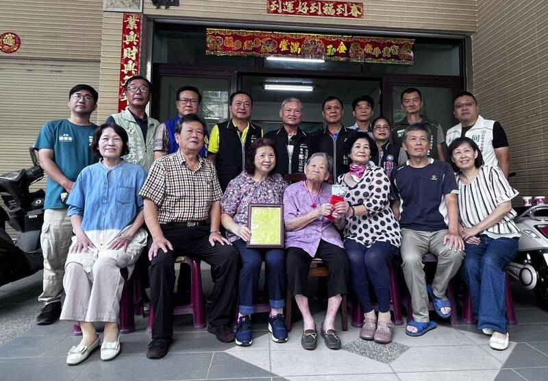 拿到金鎖片及萬元重陽禮金笑呵呵 大里區長探視百歲人瑞送祝福