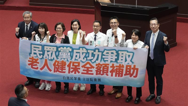 65歲以上免健保費三讀論戰 律師嗆爆小草