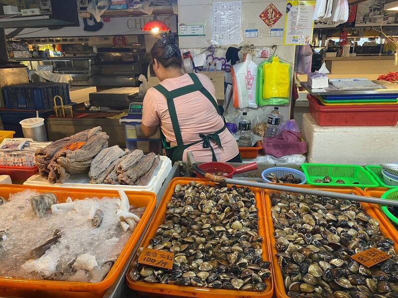 展望會助屏東魚販單親媽 感動市場攤商偕家人加入兒童資助計畫