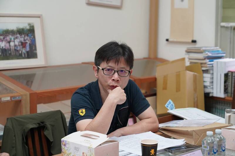 作家許榮哲演講物化女性「踹壞課桌」！放話拒道歉被全網炎上