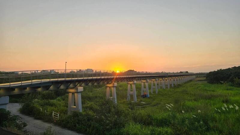 北港溪復興鐵橋燈光秀吸客 春波綠農場試營運打造南笨港慢遊新據點