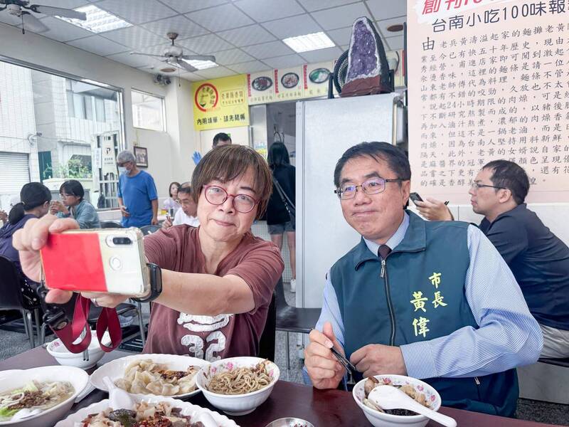 搞怪表情全被拍！黃偉哲被親妹虧「面癱」真揪黃智賢去麵攤吃麵