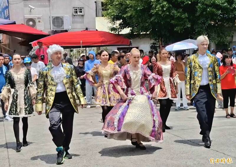 南投城隍爺巡境祈福  外籍帥哥美女團表演吸睛