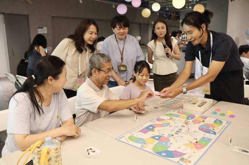 父親節、祖父母節同樂 高雄「家庭桌遊」三代玩出好感情