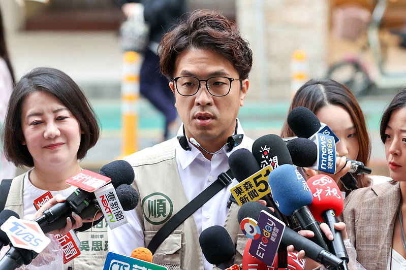 沈伯洋對決趙少康誰贏了？溝通專家揭兩人說話技巧，點出「這一題」最難招架